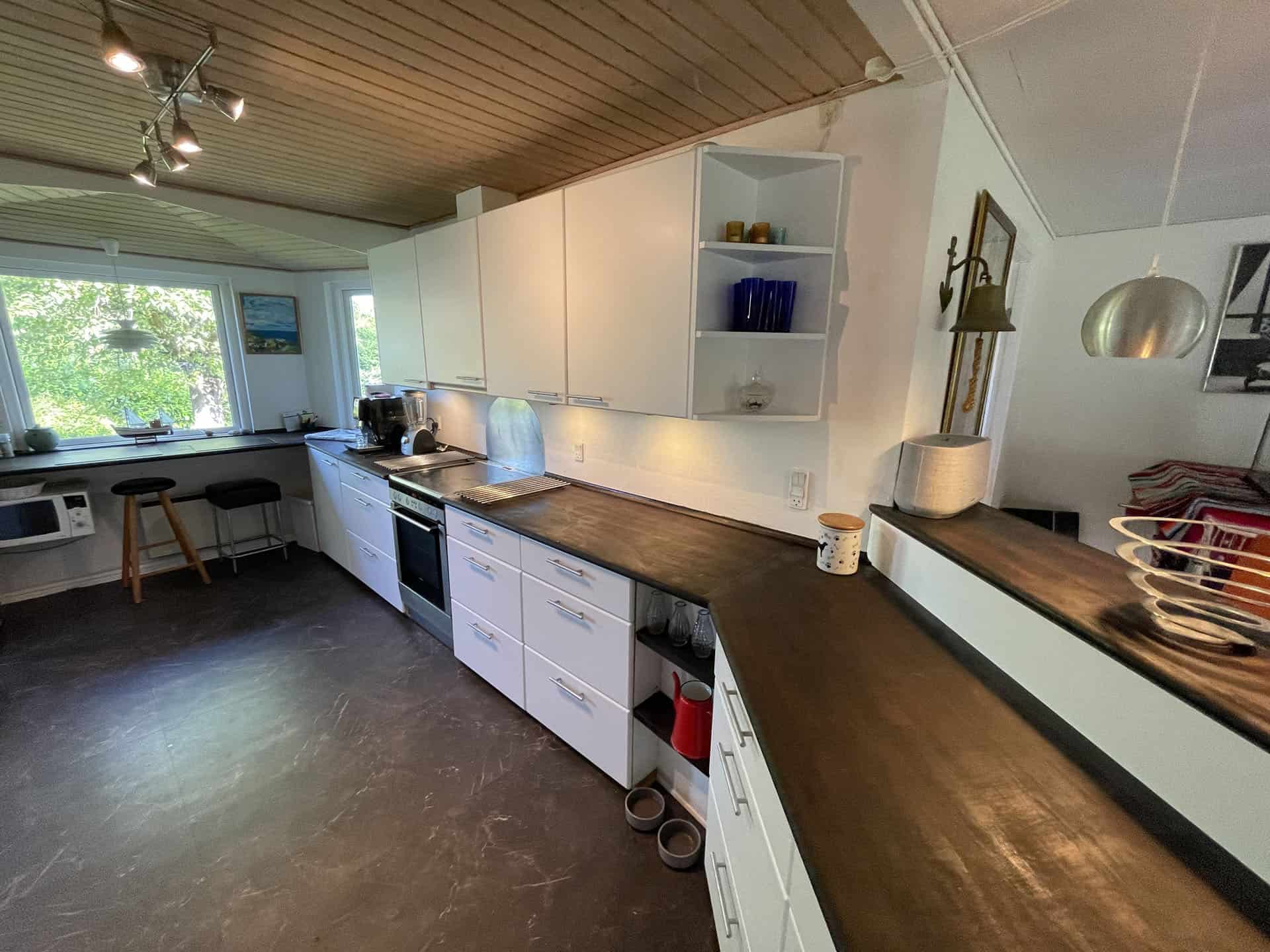 Køkkenfornyelsen har gjort køkkenet moderne og lyst.