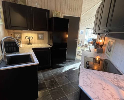 Sort køkken før billede