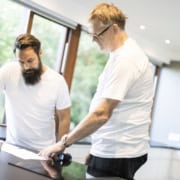 Medarbejdere fra Frøsø Køkkenfornyelse i hvide t-shirts