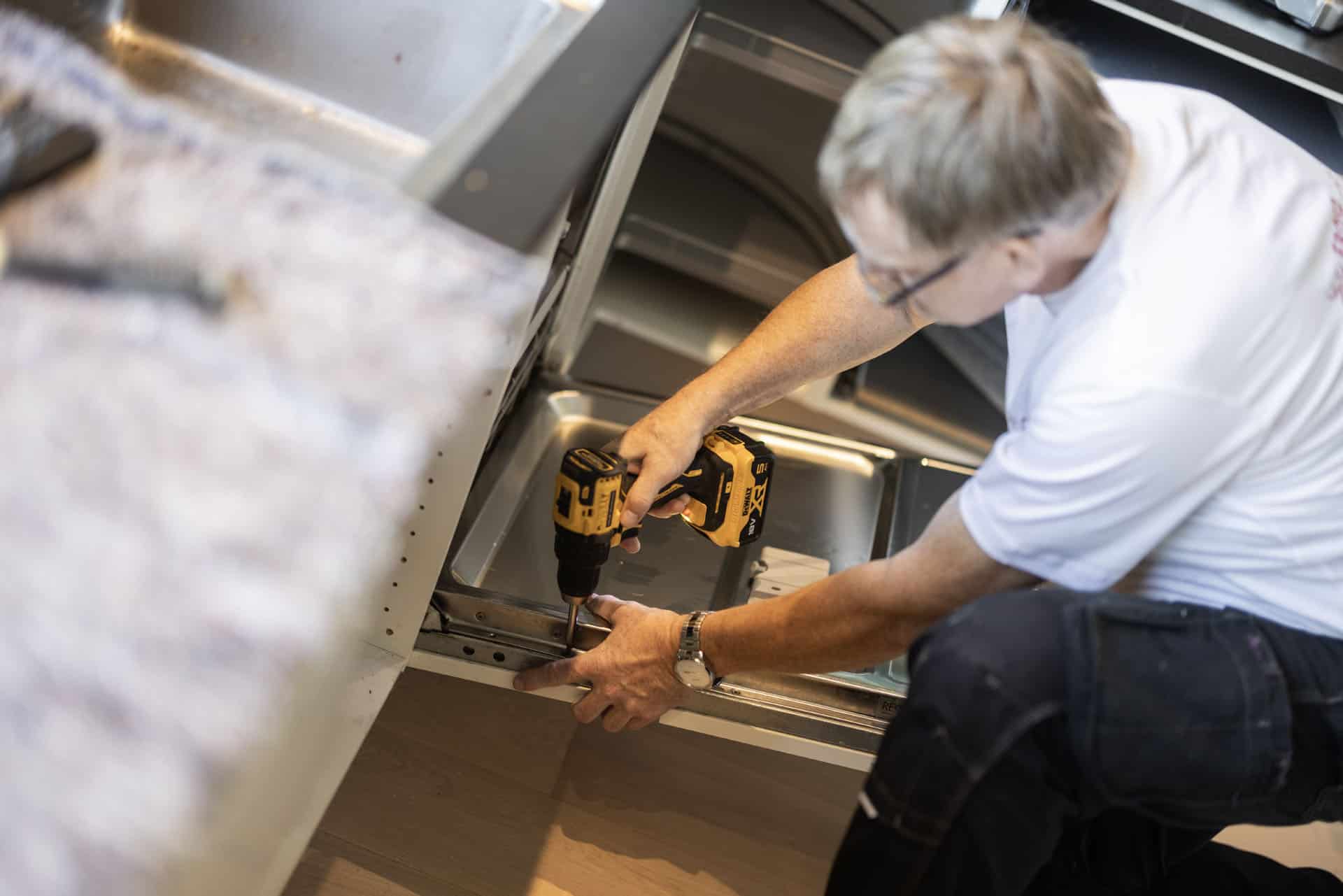 To køkkenmontører fra Frøsø Køkkenfornyelse i gang med at planlægge en køkkenrenovering på Sjælland