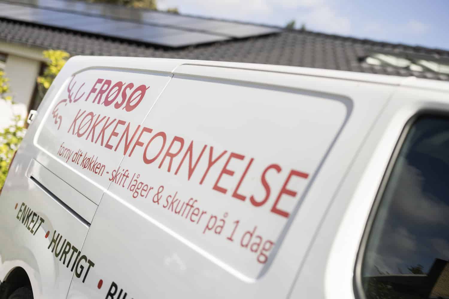 To køkkenmontører fra Frøsø Køkkenfornyelse i gang med at planlægge en køkkenrenovering på Sjælland
