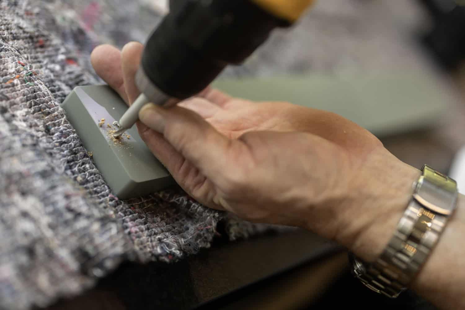 To køkkenmontører fra Frøsø Køkkenfornyelse i gang med at planlægge en køkkenrenovering på Sjælland