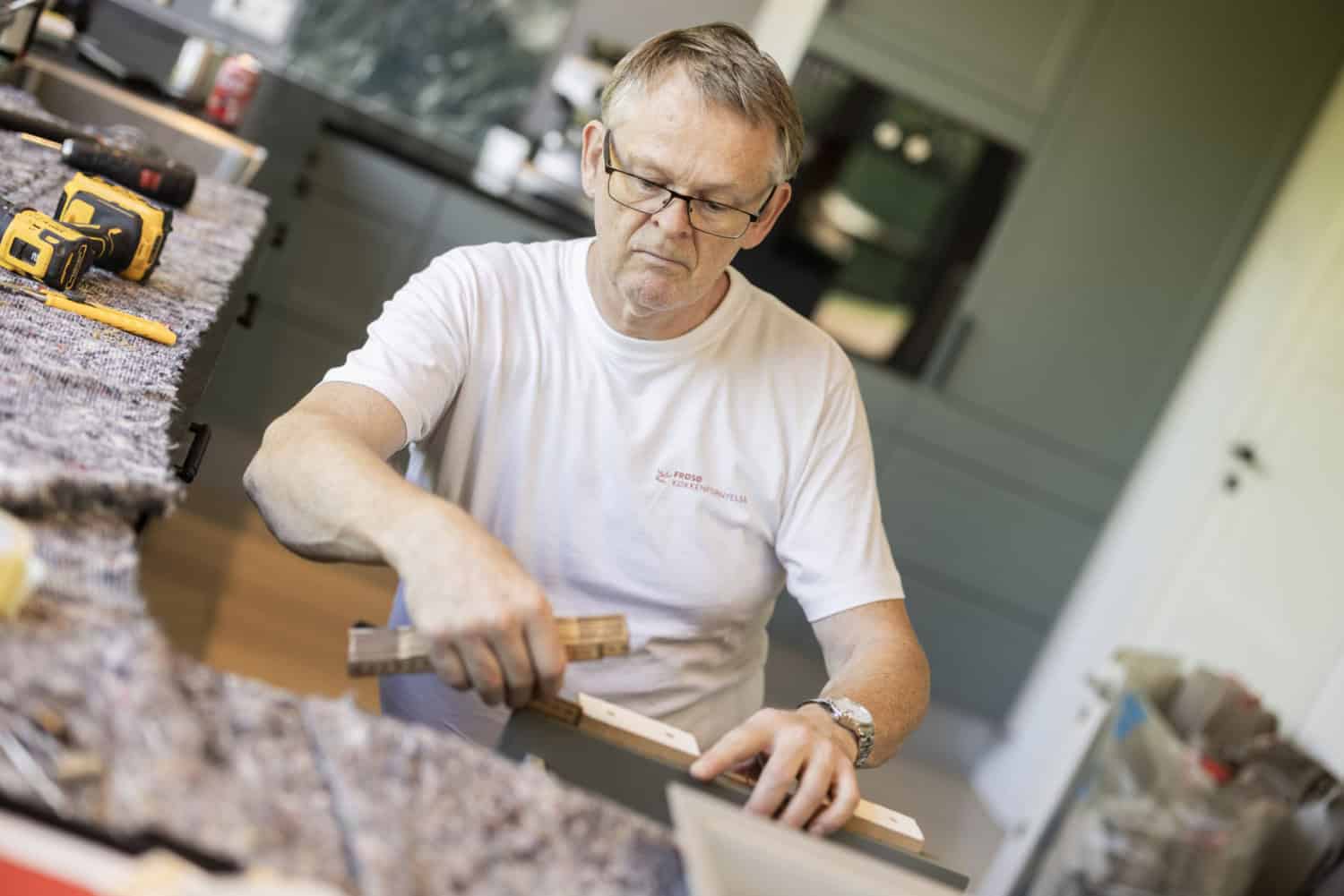 To køkkenmontører fra Frøsø Køkkenfornyelse i gang med at planlægge en køkkenrenovering på Sjælland