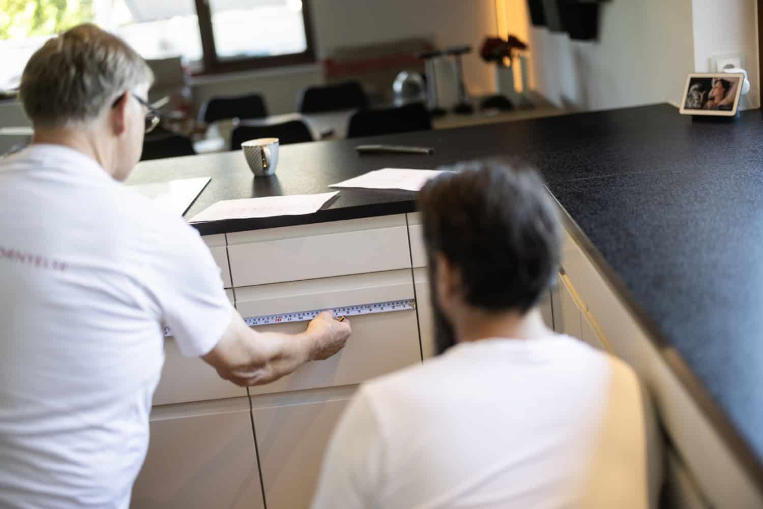 To køkkenmontører fra Frøsø Køkkenfornyelse i gang med at planlægge en køkkenrenovering på Sjælland