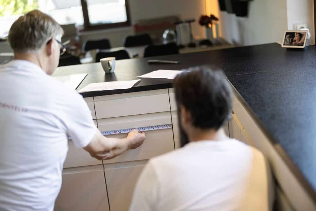 To køkkenmontører fra Frøsø Køkkenfornyelse i gang med at planlægge en køkkenrenovering på Sjælland
